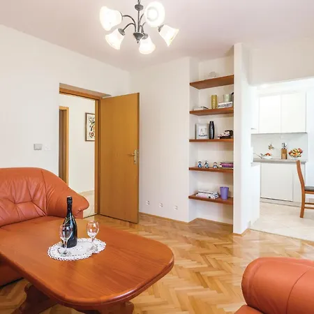 3 Bedroom Cozy In Appartamento