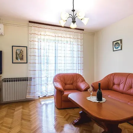 3 Bedroom Cozy In Apartment Veprinac