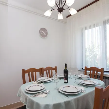 3 Bedroom Cozy In Apartment